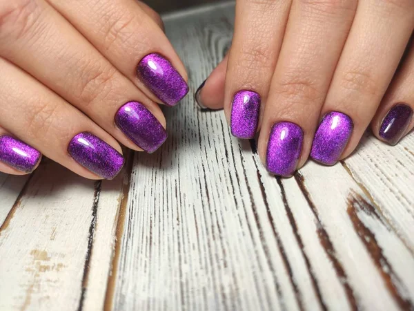 Manicure di unghie su belle mani femminili — Foto Stock