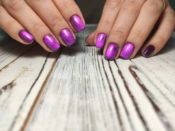 Manicure elegante com um desenho em belas mãos — Fotografia de Stock