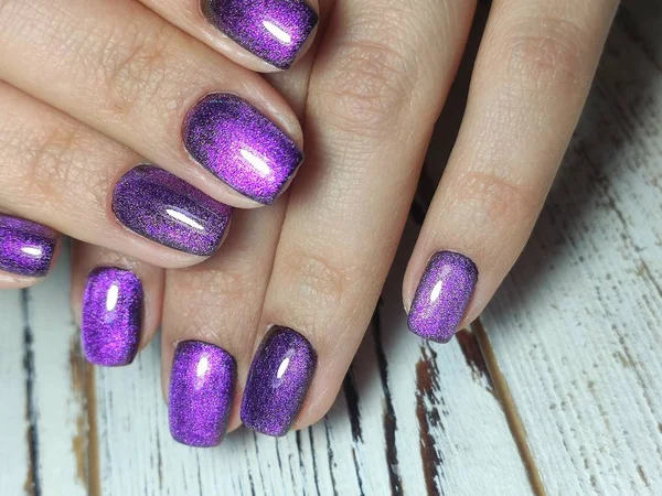 Manucure des ongles sur de belles mains féminines — Photo