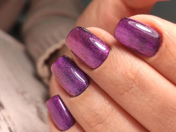 Las uñas hermosas de la mujer con la manicura hermosa de Navidad — Foto de Stock