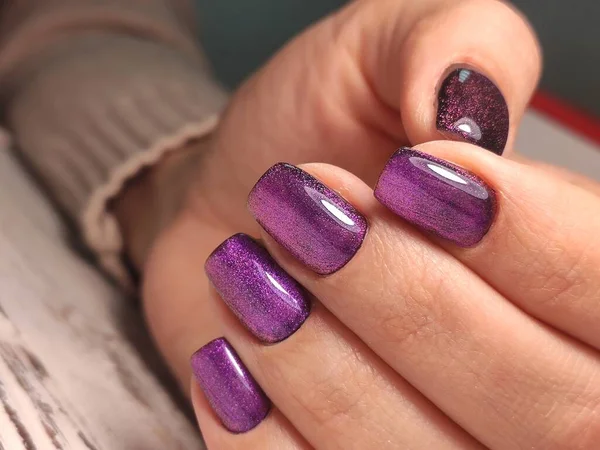 Manicure di unghie su belle mani femminili — Foto Stock