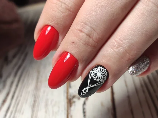 Efektowne Manicure Paznokci Piękne Kobiece Dłonie — Zdjęcie stockowe