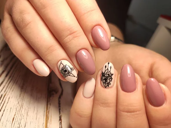 Hermosa Manicura Laca Gel Sobre Fondo Moda Texturizado —  Fotos de Stock