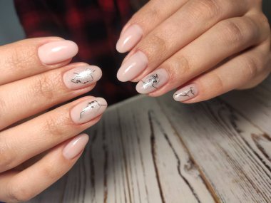 Uzun güzel tırnaklara seksi pembe manikür tasarla.