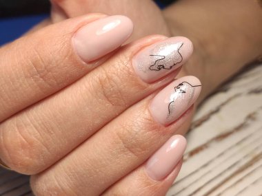 Uzun güzel tırnaklara seksi pembe manikür tasarla.