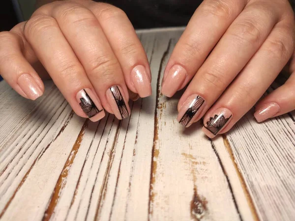 Foto Cerca Unas Hermosas Manos Femeninas Con Elegantes Anillos Manicura —  Fotos de Stock