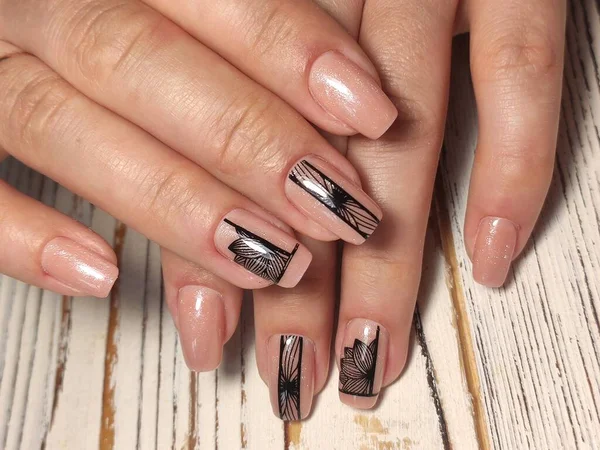 Schöne Nageldesign Auf Weiblichen Händen Auf Dem Hintergrund 2019 — Stockfoto