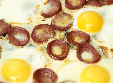Geleneksel kızarmış yumurta ve sosis.