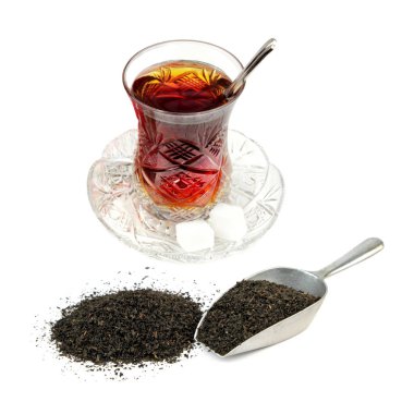 Türk çayı geleneksel cam ve kuru siyah çay yaprakları .