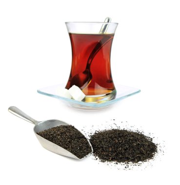 Türk çayı geleneksel cam ve kuru siyah çay yaprakları .