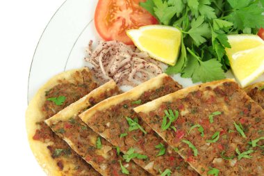 Lezzetli Türk Pizzası. ( Lahmacun veya Etli ekmek )