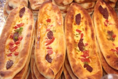 Pizza ya da peynir ve sosis pide.
