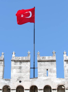 İstanbul'da Topkapı Sarayı duvarda Türk bayrakları sallayarak