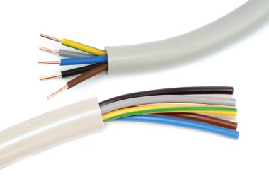 Beyaz arkaplanda elektrik kablosu