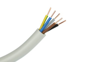 Beyaz arkaplanda elektrik kablosu