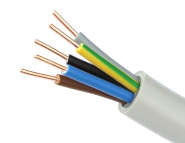 Beyaz arkaplanda elektrik kablosu
