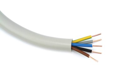 Beyaz arkaplanda elektrik kablosu