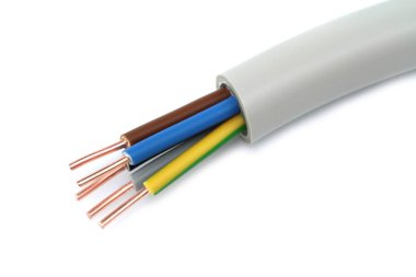 Beyaz arkaplanda elektrik kablosu