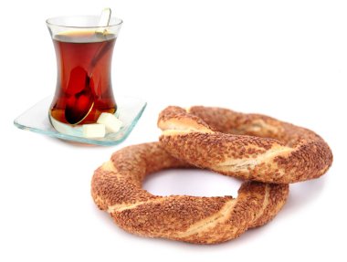 Geleneksel Türk susam çörek (simit) ve Türk çayı