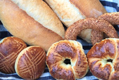 Türk simit ve ekmek.