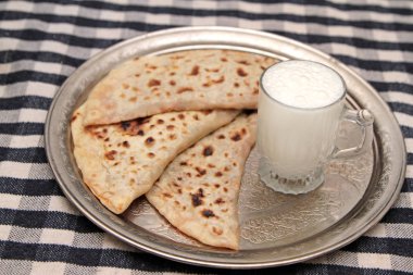 Türk mutfağı fırında tavuklu ve yoğurt ayran içmek