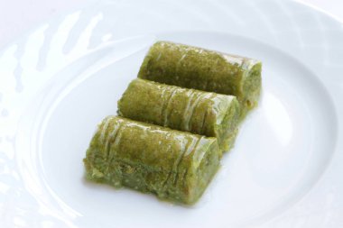 Lezzetli Türk tatlısı, (Sarma) sarılmış yeşil antep fıstığı 