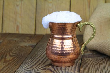 Ayran - geleneksel Türk yoğurt içki bakır metal Kupası