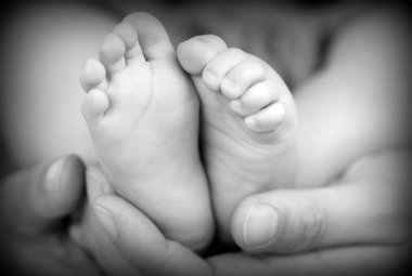 elinde bebek ayaklar