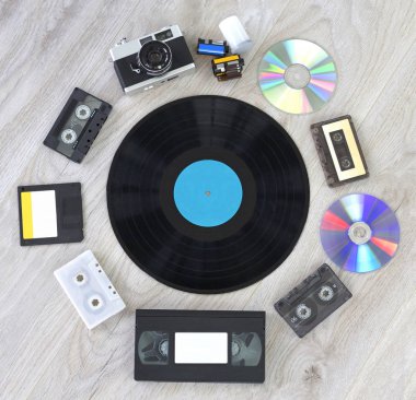Çeşitli retro şeyler. Kamera, film, vinil plak disk, ses kaset, video kaset, floppy disk ve Cd