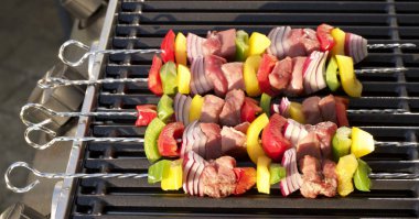 Barbekü. Şiş kebap ile biber, soğan