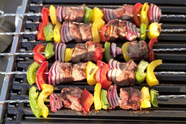 Barbekü. Şiş kebap ile biber, soğan