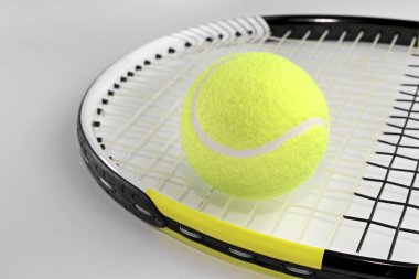 Rakette tenis topu.