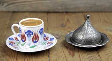 Geleneksel Osmanlı motif Kupası ile Türk kahvesi