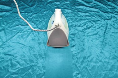 Mavi istasyonlu Krinkıl ipek kumaş üzerine demir