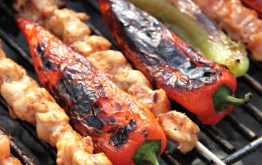 Barbekü - tavuk şiş ve kızarmış biber