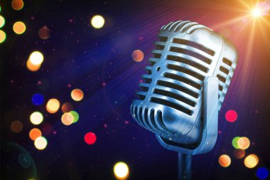 Sahne ışıkları ile Retro mikrofon