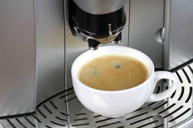 Bir fincan kahve ve espresso makinesi