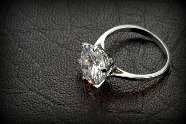Anel de solitário de diamante — Fotografia de Stock