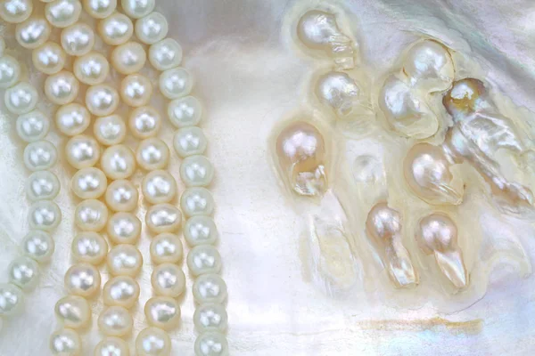 Pearl necklace with natural pearls — Stock Photo, Image