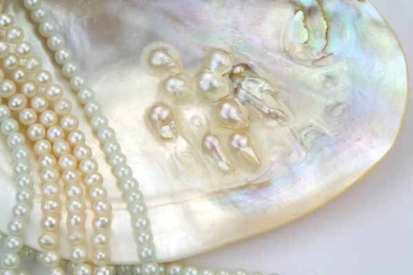 Collana di perle con perle naturali — Foto Stock