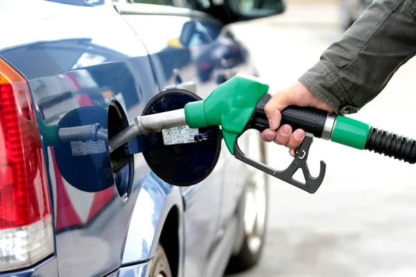 Pompage du carburant dans le réservoir — Photo