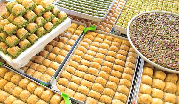 Heerlijke Turkse zoetigheden en baklava — Stockfoto