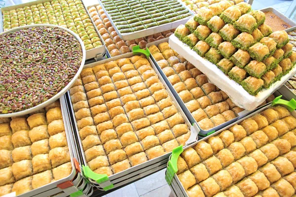 Deliciosos dulces turcos y baklava — Foto de Stock