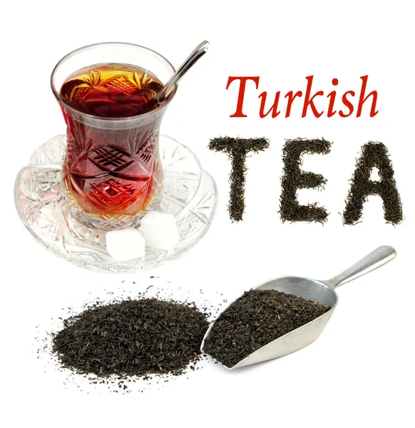 Thé turc en verre de cristal traditionnel et feuilles de thé noir sèches  . — Photo