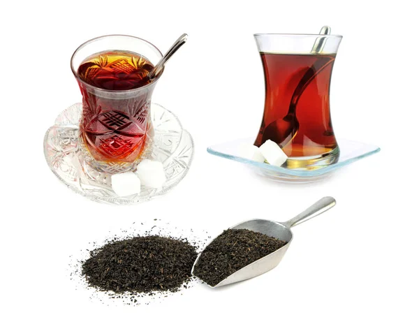 Turkiskt te i traditionella glasögon och torr svart teblad — Stockfoto