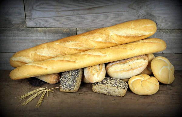 Baguette und verschiedene Brote — Stockfoto