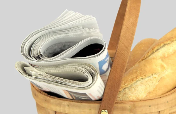 朝の新聞、焼きたてのパン — ストック写真