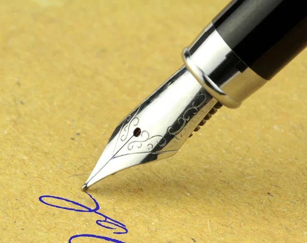Fountain pen on a old paper with copy space. — Stock Photo, Image