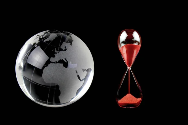 Globe de cristal et sablier rouge — Photo