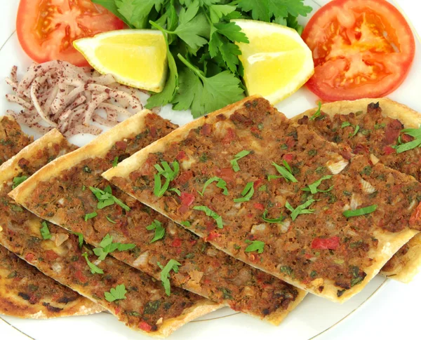 Pyszne tureckie pizze. (Lahmacun lub Etli Ekmek ) — Zdjęcie stockowe